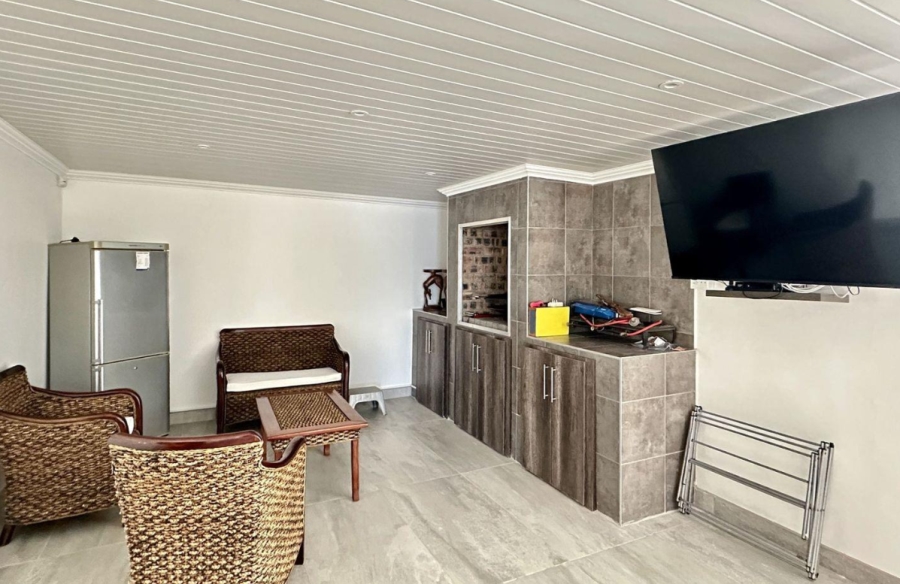 5 Bedroom Property for Sale in Fraaiuitsig Western Cape